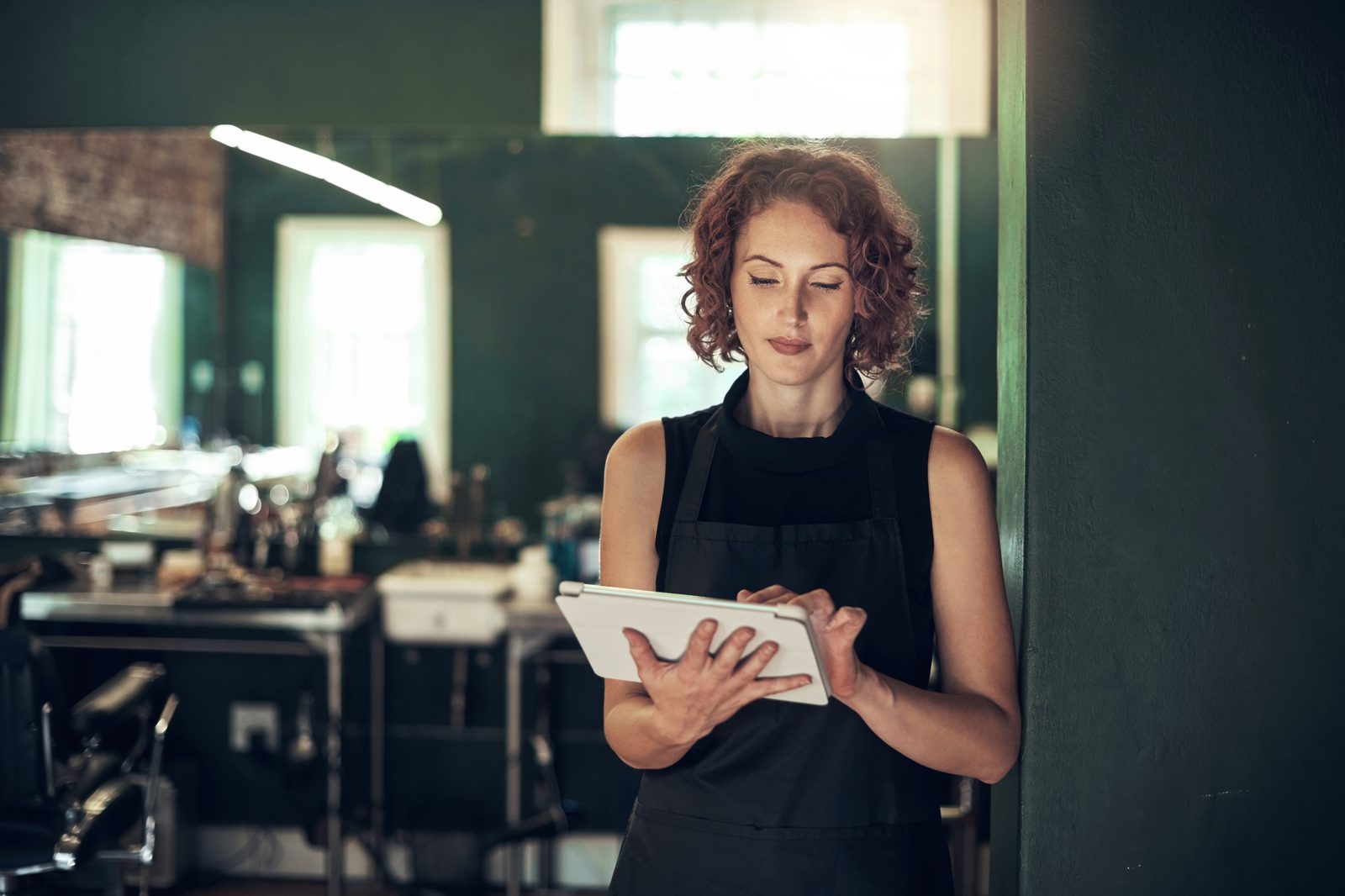 Salon-eigenaar bekijkt haar agenda op een tablet